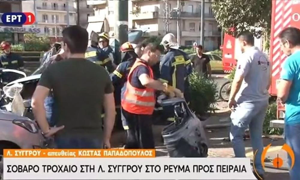 Σοβαρό τροχαίο στη Λεωφόρο Συγγρού - Προσπάθεια απεγκλωβισμού της οδηγού